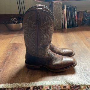 Men’s size 9.5D Ariat cowboy boot